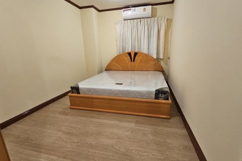 Condo in Watthana, Bangkok, Thailand, 2 bedrooms  № 201064 - photo 12
