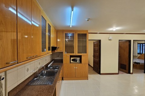 Condo in Watthana, Bangkok, Thailand, 2 bedrooms  № 201064 - photo 13