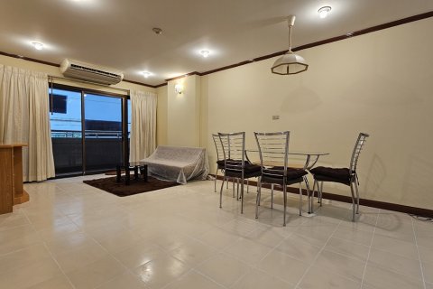 Condo in Watthana, Bangkok, Thailand, 2 bedrooms  № 201064 - photo 2