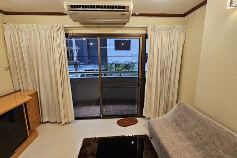 Condo in Watthana, Bangkok, Thailand, 2 bedrooms  № 201064 - photo 4