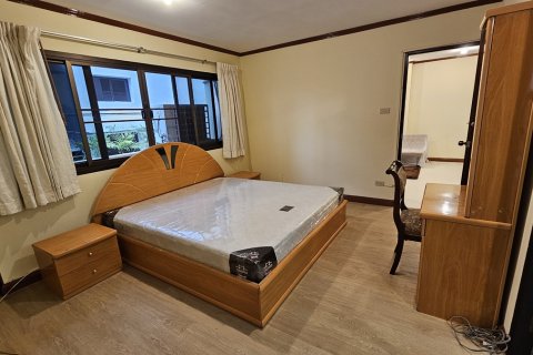 Condo in Watthana, Bangkok, Thailand, 2 bedrooms  № 201064 - photo 8