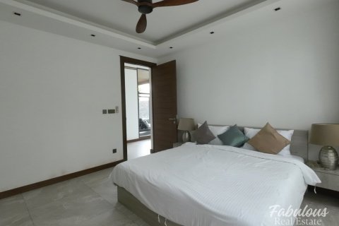 Chalet de 4 dormitorios en Bang Tao, Tailandia № 205737 - foto 27