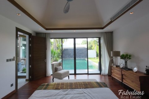 Chalet de 4 dormitorios en Bang Tao, Tailandia № 205737 - foto 6