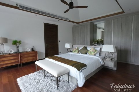 Chalet de 4 dormitorios en Bang Tao, Tailandia № 205737 - foto 9