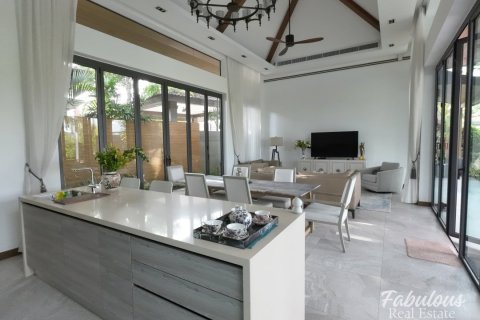 Chalet de 4 dormitorios en Bang Tao, Tailandia № 205737 - foto 19