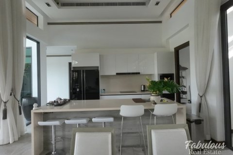 Chalet de 4 dormitorios en Bang Tao, Tailandia № 205737 - foto 18