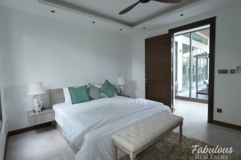 Chalet de 4 dormitorios en Bang Tao, Tailandia № 205737 - foto 12