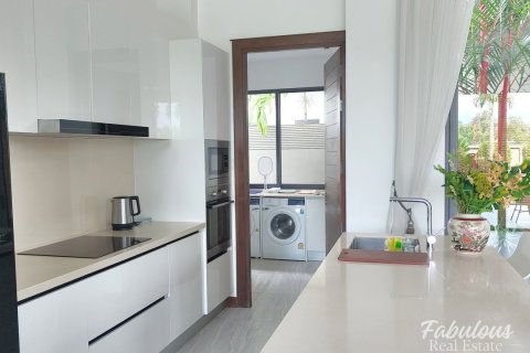 Chalet de 4 dormitorios en Bang Tao, Tailandia № 205737 - foto 16