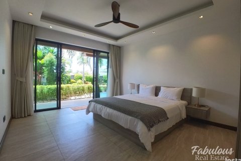 Chalet de 4 dormitorios en Bang Tao, Tailandia № 205737 - foto 15