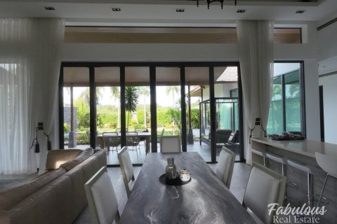 Chalet de 4 dormitorios en Bang Tao, Tailandia № 205737 - foto 5