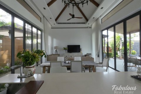 Chalet de 4 dormitorios en Bang Tao, Tailandia № 205737 - foto 7