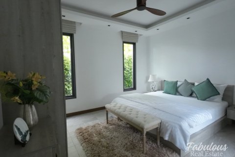 Chalet de 4 dormitorios en Bang Tao, Tailandia № 205737 - foto 11