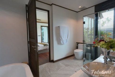 Chalet de 4 dormitorios en Bang Tao, Tailandia № 205737 - foto 22