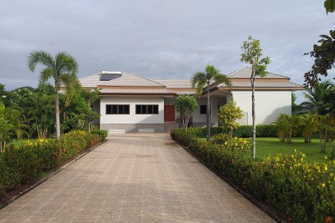 Casa de 4 dormitorios en San Kamphaeng, Tailandia № 139690
