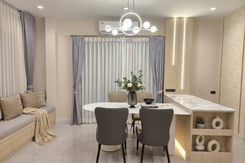 Casa de 4 dormitorios en Samut Prakan, Tailandia № 172998 - foto 4