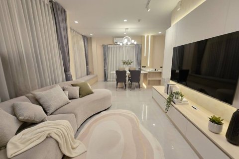 Casa de 4 dormitorios en Samut Prakan, Tailandia № 172998 - foto 3