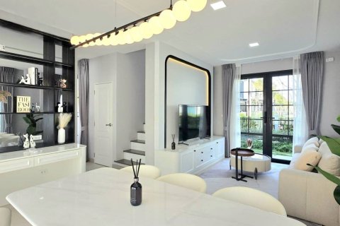 Casa de 4 dormitorios en Samut Prakan, Tailandia № 173001 - foto 8
