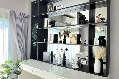 Casa de 4 dormitorios en Samut Prakan, Tailandia № 173001 - foto 10