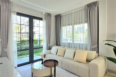 Casa de 4 dormitorios en Samut Prakan, Tailandia № 173001 - foto 2
