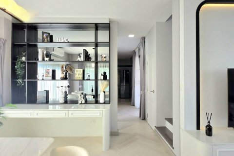 Casa de 4 dormitorios en Samut Prakan, Tailandia № 173001 - foto 6