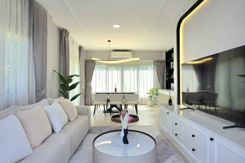 Casa de 4 dormitorios en Samut Prakan, Tailandia № 173001 - foto 4
