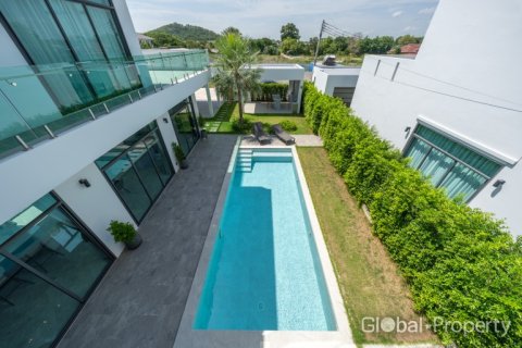 Casa de 4 dormitorios en Pattaya, Tailandia № 117163 - foto 14