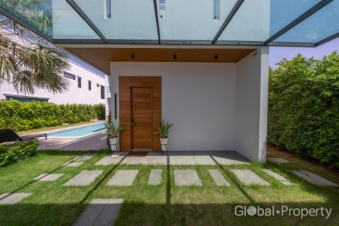 Casa de 4 dormitorios en Pattaya, Tailandia № 117163 - foto 17