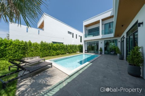 Casa de 4 dormitorios en Pattaya, Tailandia № 117163 - foto 12