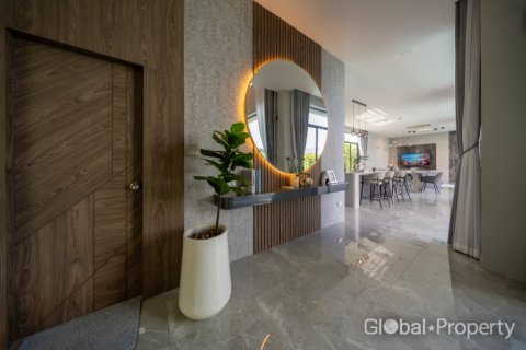 Casa de 4 dormitorios en Pattaya, Tailandia № 117163 - foto 30
