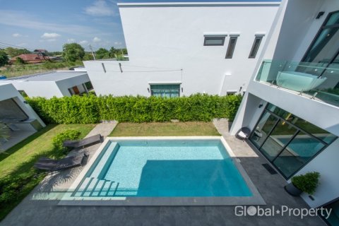 Casa de 4 dormitorios en Pattaya, Tailandia № 117163 - foto 13