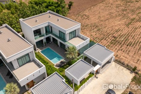 Casa de 4 dormitorios en Pattaya, Tailandia № 117163 - foto 3