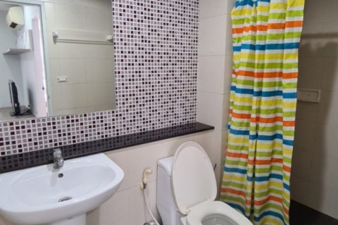 Apartamento de 1 dormitorio en Bangkok, Tailandia № 194076 - foto 5