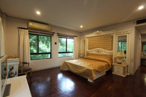Condominio de 4 dormitorios en Sattahip, Tailandia № 115673 - foto 9
