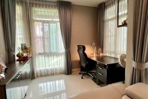 Chalet de 4 dormitorios en Bang Kaeo, Tailandia № 133756 - foto 6