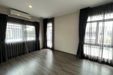 Chalet de 4 dormitorios en Bang Kaeo, Tailandia № 133756 - foto 9