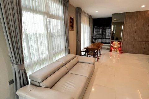 Chalet de 4 dormitorios en Bang Kaeo, Tailandia № 133756 - foto 2