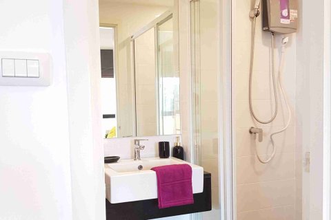 Condominio de 1 dormitorio en Thonburi, Bangkok, Tailandia № 183621 - foto 8