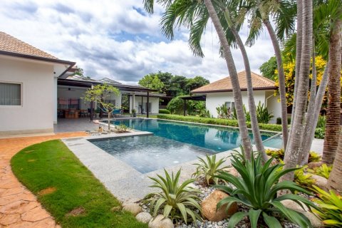 Chalet de 5 dormitorios en Hua Hin, Tailandia № 168319 - foto 6
