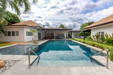 Chalet de 5 dormitorios en Hua Hin, Tailandia № 168319 - foto 2