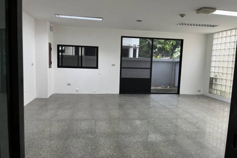 Adosado de 4 dormitorios en Bangkok, Tailandia № 156331 - foto 2