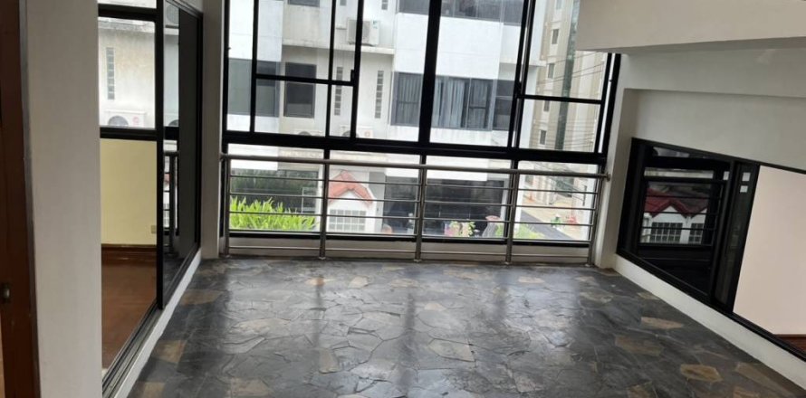 Adosado de 4 dormitorios en Bangkok, Tailandia № 156331