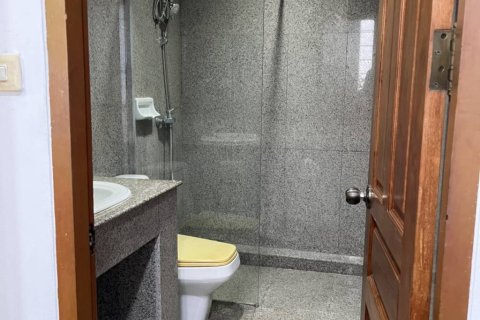 Adosado de 4 dormitorios en Bangkok, Tailandia № 156331 - foto 10