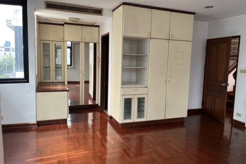 Adosado de 4 dormitorios en Bangkok, Tailandia № 156331 - foto 8