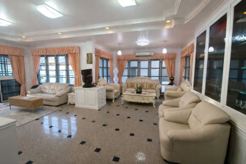 Casa de 8 dormitorios en Pattaya, Tailandia № 164042 - foto 22