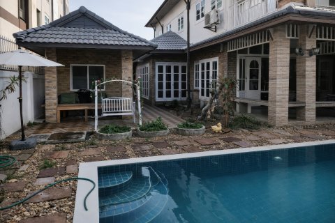 Casa de 8 dormitorios en Pattaya, Tailandia № 164042 - foto 3