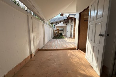 Casa de 8 dormitorios en Pattaya, Tailandia № 164042 - foto 17