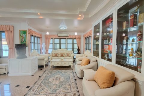 Casa de 8 dormitorios en Pattaya, Tailandia № 164042 - foto 21