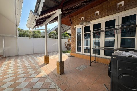Casa de 8 dormitorios en Pattaya, Tailandia № 164042 - foto 15