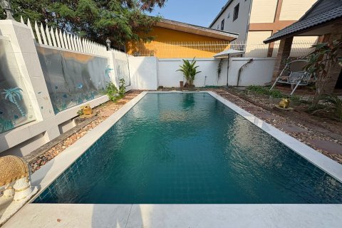 Casa de 8 dormitorios en Pattaya, Tailandia № 164042 - foto 10