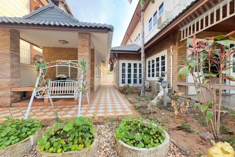Casa de 8 dormitorios en Pattaya, Tailandia № 164042 - foto 13